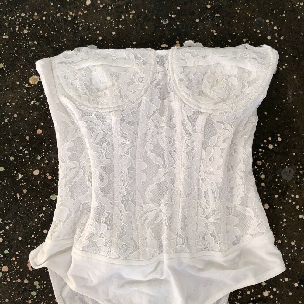 Bardot Oskar Bodysuit Orchid White Lace Floral - Picture 8 of 9